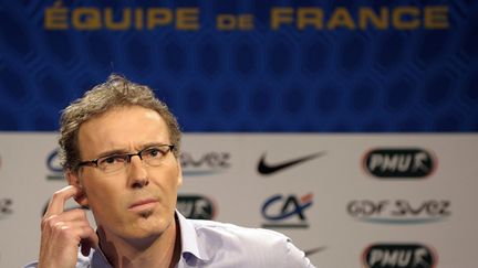 Laurent Blanc cogite au bord de la pelouse (CHRISTOPHE KARABA / MAXPPP)