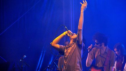 Lias Kaci Saoudi, charismatique chanteur de la Fat White family samedi soir sur la Scène du Bosquet. Dans un style vestimentaire un brin plus chic que lors de son dernier passage à Rock en Scène en 2014. 
 (Olivier Flandin / FTV)