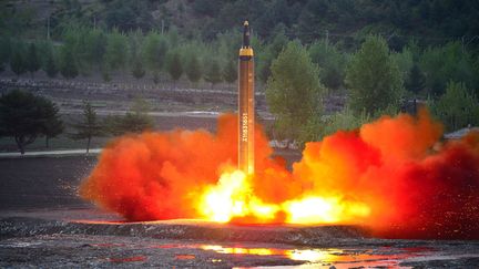 Un missile balistique Hwasong-12 tiré le 14 mai 2017 depuis la Corée du Nord. (KCNA VIA KNS / AFP)