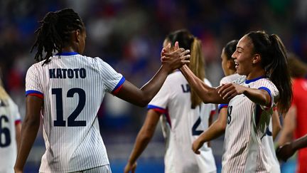 Marie-Antoinette Katoto et Selma Bacha, le 31 juillet 2024, à Lyon. (OLIVIER CHASSIGNOLE / AFP)