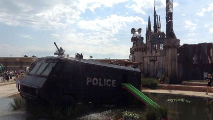  (Les visiteurs se pressent pour admirer les créations présentées à Dismaland © Steve Bealing/Landm/NEWSCOM/SIPA)