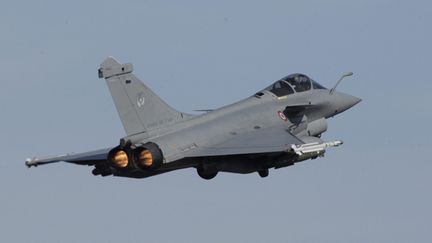 &nbsp; (Un Rafale a décollé lundi de Saint-Dizier (Marne) pour escorter un drone venu de Belgique © MaxPPP)