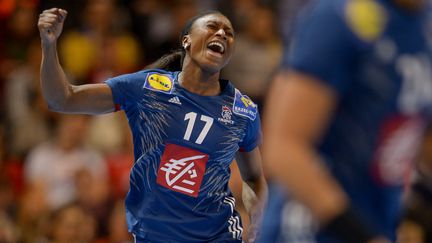 La handballeuse française Siraba Dembélé célèbre un but, lors de la Coupe du monde de handball, vendredi 15 décembre 2017, à Leipzig (Allemagne).&nbsp; (AXEL HEIMKEN / DPA / AFP)