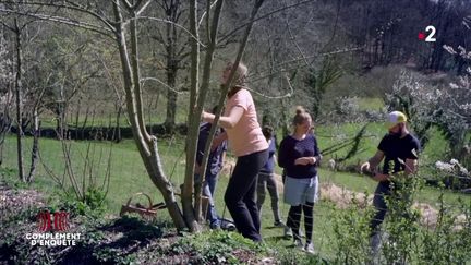 Pour assurer leur autonomie alimentaire en cas d'effondrement, ces jeunes urbains s'initient à la permaculture (COMPLÉMENT D'ENQUÊTE/FRANCE 2)