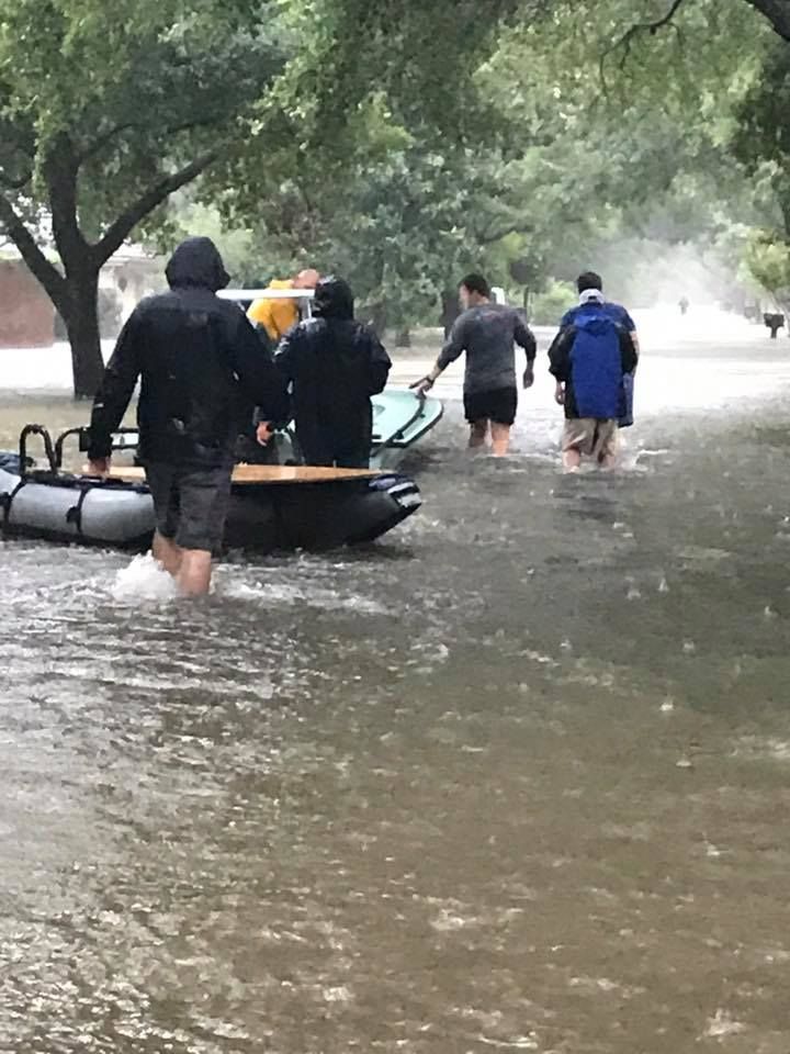 Evacuation sous la pluie pendant le passage de la tempête Harvey (DR)