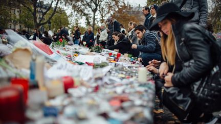 Des personnes se recueillent sur la place de la République à Paris, le 17 novembre 2015. (MAXPPP)