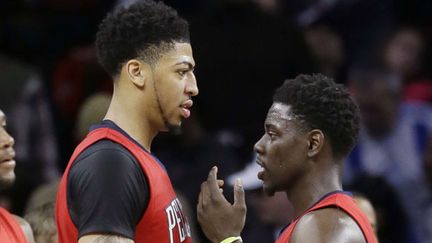 Anthony Davis en pleine conversation avec son coéquipier Jrue Holiday