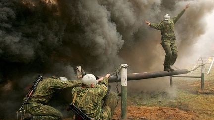 Les «bérets rouges» sont des membres des forces spéciales russes et biélorusses. Leurs méthodes d’actions sont souvent controversées. Ils ont été accusés par Amnesty International  de crime contre l’humanité pour leur action en Tchétchénie. Les épreuves, pour avoir le droit de porter le célèbre couvre-chef, sont parmi les plus difficiles au monde. VOIR LE DIAPORAMA (REUTERS/Vasily Fedosenko)