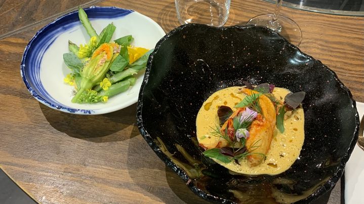 Homard, asperges et fleurs du jardin, le plat préparé par le chef Simon Carlier, à Toulouse. (BERNARD THOMASSON / FRANCEINFO)