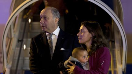 Le ministre des Affaires &eacute;trang&egrave;res, Laurent Fabius, le 30 avril 2015 &agrave; l'a&eacute;roport&nbsp;Roissy-Charles-de-Gaulle. (KENZO TRIBOUILLARD / AFP)