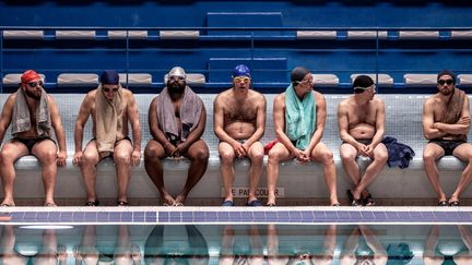 De gauche à droite : Alban Ivanov, Jean-Hugues Anglade, Balasingham Tamilchelvan, Philippe Katerine, Benoît Poelvoorde, Mathieu Amlaric, Guillaume Canet, dans "Le Grand Bain" de Gilles Lellouche.
 (Mika Cotellon - TRESOR FILMS – CHI-FOU-MI PRODUCTIONS - COOL INDUSTRIE – STUDIOCANAL - TF1 FILMS PRODUCTION - ARTEMIS PRODUCTIONS)