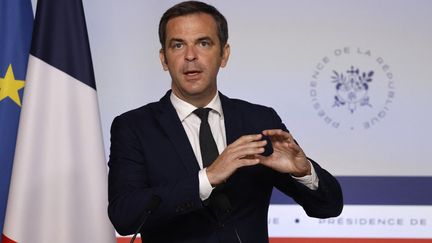 Le porte-parole du gouvernement, Olivier Véran, s'exprime face à la presse à l'issue du Conseil des ministres, le 20 juillet 2022, à l'Elysée. (LUDOVIC MARIN / AFP)