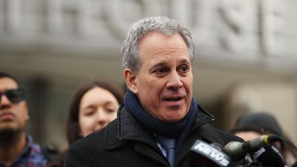 Le procureur de l'Etat de New York, Eric Schneiderman, donne une conférence de presse le 30 janvier 2018 à New York (Etats-Unis). (SPENCER PLATT / GETTY IMAGES NORTH AMERICA / AFP)