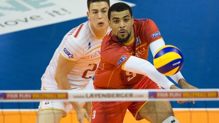 Earvin Ngapeth à la réception sous les yeux de Jenia Grebennikov (SOEREN STACHE / DPA)