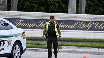 Le Trump International Golf Club sécurisé, le 15 septembre 2024 après que des coups de feu ont retenti pendant que l'ancien président et candidat républicain à la Maison Blanche disputait une partie. (CHANDAN KHANNA / AFP)