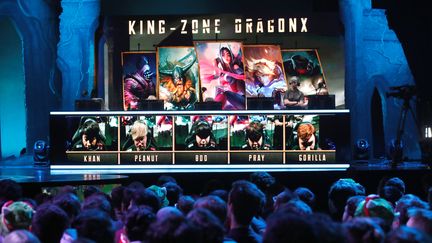 Le public regarde une compétition e-sport de "League of Legend" à Paris, le 19 mai 2018. (PHILIPPE WOJAZER / REUTERS)