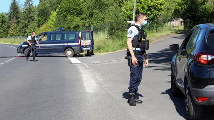 De nombreux gendarmes ont été mobilisés au Lardin-Saint-Lazare, ce dimanche 30 mai.&nbsp; (DIARMID COURREGES / AFP)