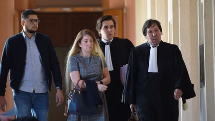 Mounia Haddad,&nbsp;conseillère départementale LREM d'Indre-et-Loire, arrive le 27 septembre 2018 au tribunal de Tours.&nbsp; (GUILLAUME SOUVANT / AFP)