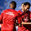 L'attaquant du PSG Kylian Mbappé porte un maillot "Visitez le Rwanda" pendant un échauffement avec Neymar au Parc des Princes à Paris, le 21 juillet 2020. (FRANCK FIFE / AFP)