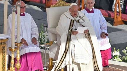 Le pape François s'exprime depuis le Vatican, le 4 octobre 2023. (ANDREAS SOLARO / AFP)