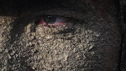 Sur les pavés, la terre. Stan Dewulf est méconnaissable&nbsp;à l'issue de la 118e édition de Paris-Roubaix, remportée par l'Italien Sonny Colbrelli devant&nbsp;Florian Vermeersch, le 3 octobre 2021. (ANNE-CHRISTINE POUJOULAT / AFP)