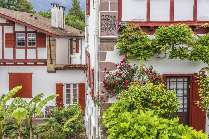 Ainhoa, au Pays basque, dans les&nbsp;Pyrénées-Atlantiques, l'un des plus beaux villages de France avec des maisons du XVIIe et XVIIIe siècle et des bananiers dans les jardins. (Illustration) (DANIELE SCHNEIDER / PHOTONONSTOP RF / GETTY IMAGES)