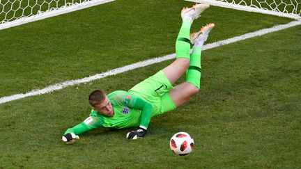 Le gardien anglais Jordan Pickford, en pleine action contre la Suède (ALEXANDER NEMENOV / AFP)