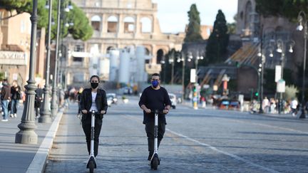 Des&nbsp;personnes circulent en trottinette électrique à Rome, en Italie, le 6 octobre 2020. (CHENG TINGTING / XINHUA)