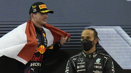 Max Verstappen réussit l'exploit de reléguer Lewis Hamilton au second plan. Au terme d'un dernier tour de folie et de polémiques incessantes, le Néerlandais est sacré champion du monde pour la première fois, le 12 décembre 2021. (HASSAN AMMAR/AP/SIPA)