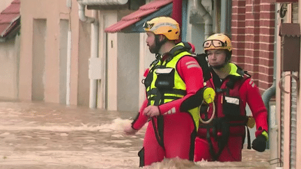 Inondations dans le Pas-de-Calais : habitants et pompiers se serrent les coudes (France 2)