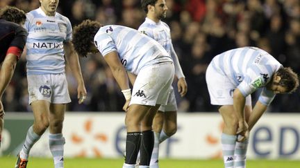 La d&eacute;ception des joueurs du Racing Metro apr&egrave;s leur d&eacute;faite face &agrave; Edimbourg (48-47) en Ecosse, le 18 novembre 2011. (GRAHAM STUART / AFP)