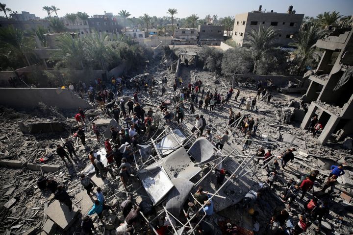 Une place frappée par des explosions dans le camp de réfugiés d'al-Maghazi, au centre de la bande de Gaza, le 11 décembre 2023. (AFP)