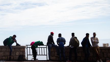 Men try to cross the border between Ventimiglia (Italy) and Menton (Alpes-Maritimes), August 9, 2023. (IBRAHIM EZZAT / ANADOLU AGENCY / AFP)