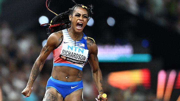 Sha'Carri Richardson célèbre la victoire des Etats-Unis sur le relais 4x100 m en passant la ligne aux championnats du monde d'athlétisme de Budapest (Hongrie), le 26 août 2023. (AFP)