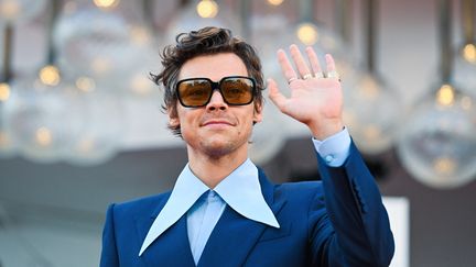 Le chanteur britannique Harry Styles pour sa promo du film&nbsp; à la Mostra de Venise. (TIZIANA FABI / AFP)