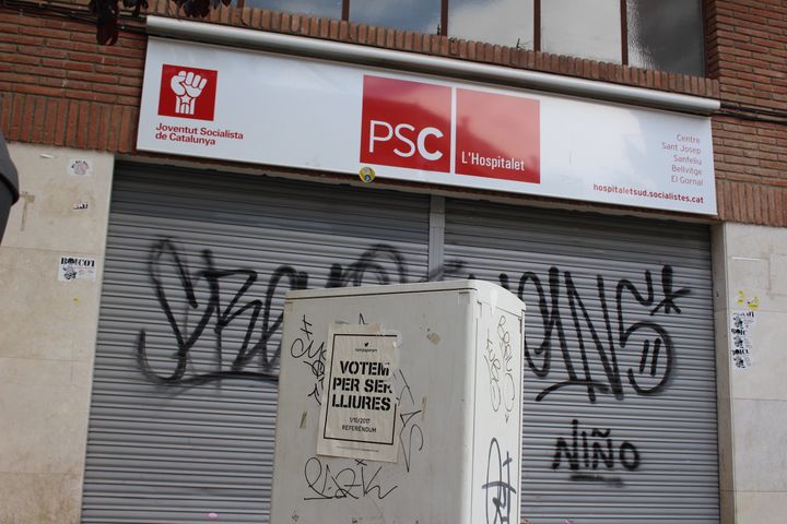 Une affiche pro-référendum devant un local du Parti des socialistes de Catalogne, à&nbsp;L'Hospitalet de Llobregat, mercredi 27 septembre. (ROBIN PRUDENT / FRANCEINFO)