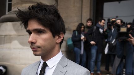 L'avocat&nbsp;Juan Branco, en mars 2020, au palais de justice de Paris. (LIONEL BONAVENTURE / AFP)