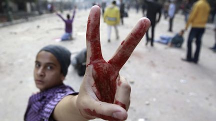 Un manifestant fait le V de la victoire avec ses doigts, le 16 d&eacute;cembre 2011 au Caire (Egypte). (AMR ABDALLAH DALSH / REUTERS)