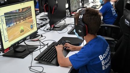 De jeunes pratiquants d'esport en France en juillet 2020. (BERTRAND GUAY / AFP)