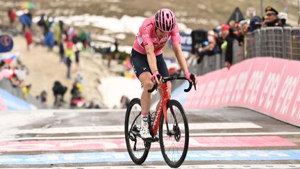 Le Britannique Geraint Thomas en souffrance à l'arrivée de la 19e étape du Giro, le 26 mai 2023. (MASSIMO PAOLONE / SIPA)