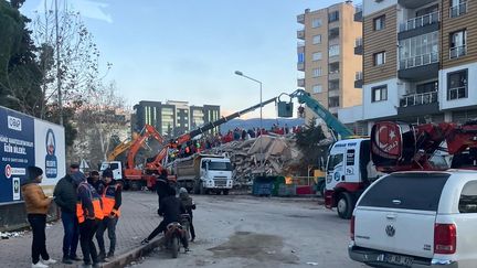 Des secours interviennent dans les décombres à Osmaniye, dans le sud du pays. (WILLY MOREAU / RADIO FRANCE)