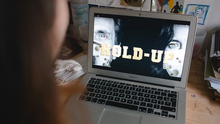 Le film "Hold Up", réputé pour contenir de nombreuses fausses informations, sur un écran d'ordinateur, le 19 novembre 2020, à Paris. (JEANNE FOURNEAU / HANS LUCAS / AFP)