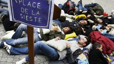 Manifestation à Bordeaux dans le cadre de la Journée du sommeil en 2007: une sieste sur la place de la Victoire (AFP - Patrick BERNARD)