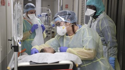 Des infirmiers s'occupent d'un malade du Covid-19, dans une clinique de Seine-Saint-DEnis, le 8 avril 2020. Photo d'illustration. (LUDOVIC MARIN / AFP)