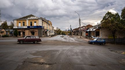 Des bâtiments endommagés dans la région ukrainienne de Kharkiv, le 16 octobre 2024, en Ukraine. (FERMIN TORRANO / ANADOLU / AFP)