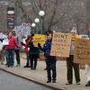 Des manifestants protestent contre l'abrogation de la loi dite Obamacare, à Denver, dans le Colorado, le 17 janvier 2017. (CHRIS SCHNEIDER / AFP)