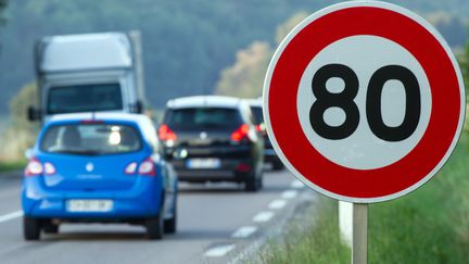 Des voitures passent devant un panneau&nbsp;de limitation de vitesse à 80 km/h, à Hyet (Haute-Saône) le 1er juillet 2015. (SEBASTIEN BOZON / AFP)