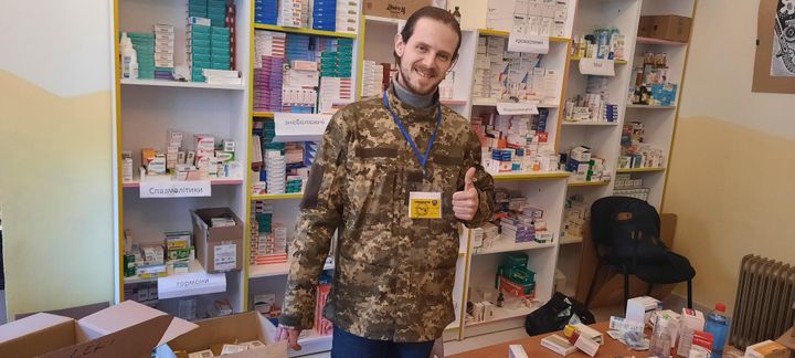 Alex, docteur en économie et bénévole au sein d'une unité territoriale à Lviv, en Ukraine. (SANDRINE ETOA-ANDEGUE / RADIO FRANCE)