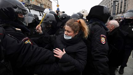 Arrestation d'une manifestante lors d'un rassemblement de soutien à l'opposant Alexei Navalny à Moscou (Russie), le 23 janvier 2021. (AFP)