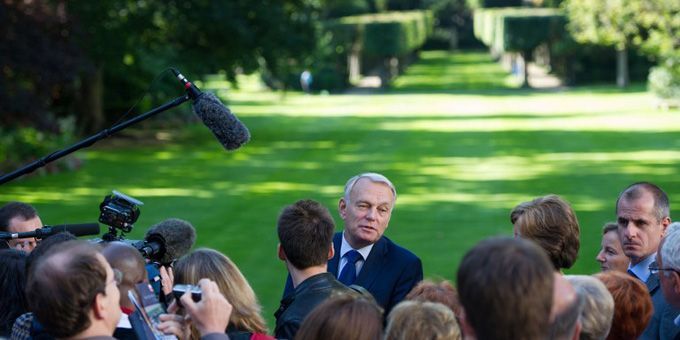 Jean-Marc Ayrault reçoit les visiteurs à Matignon (15 septembre 2012)
 (Bertrand Langlois / AFP)